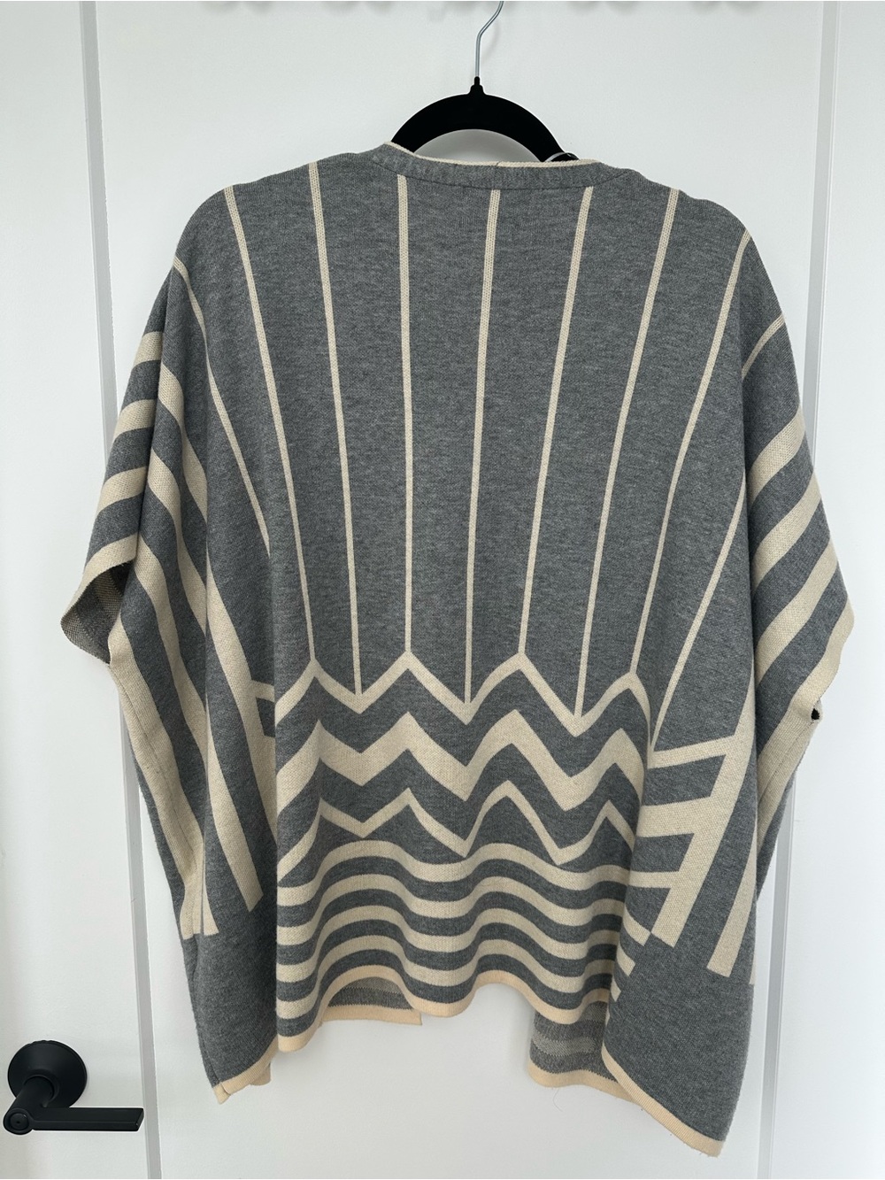 La Fée Verte Gray & Cream Geometric Open Front Knit Poncho Cardigan Size L - Picture 3 of 5